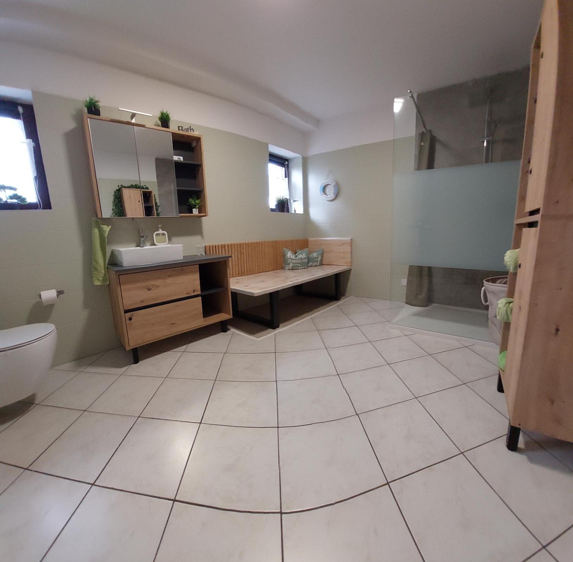 Elxleben Ganze Ferienwohnung 5 Km Von Erfurt, Mit Kaffeevollautomat, Tv, Wlan, Boxspringbett, Schlafsofa Und Einkaufsmoeglichkeiten, Sehr Gute Anbindung Zur A71 Und A4, Kostenloser Oeff Parkplatz Fuer Pkw Und Transporter מראה חיצוני תמונה