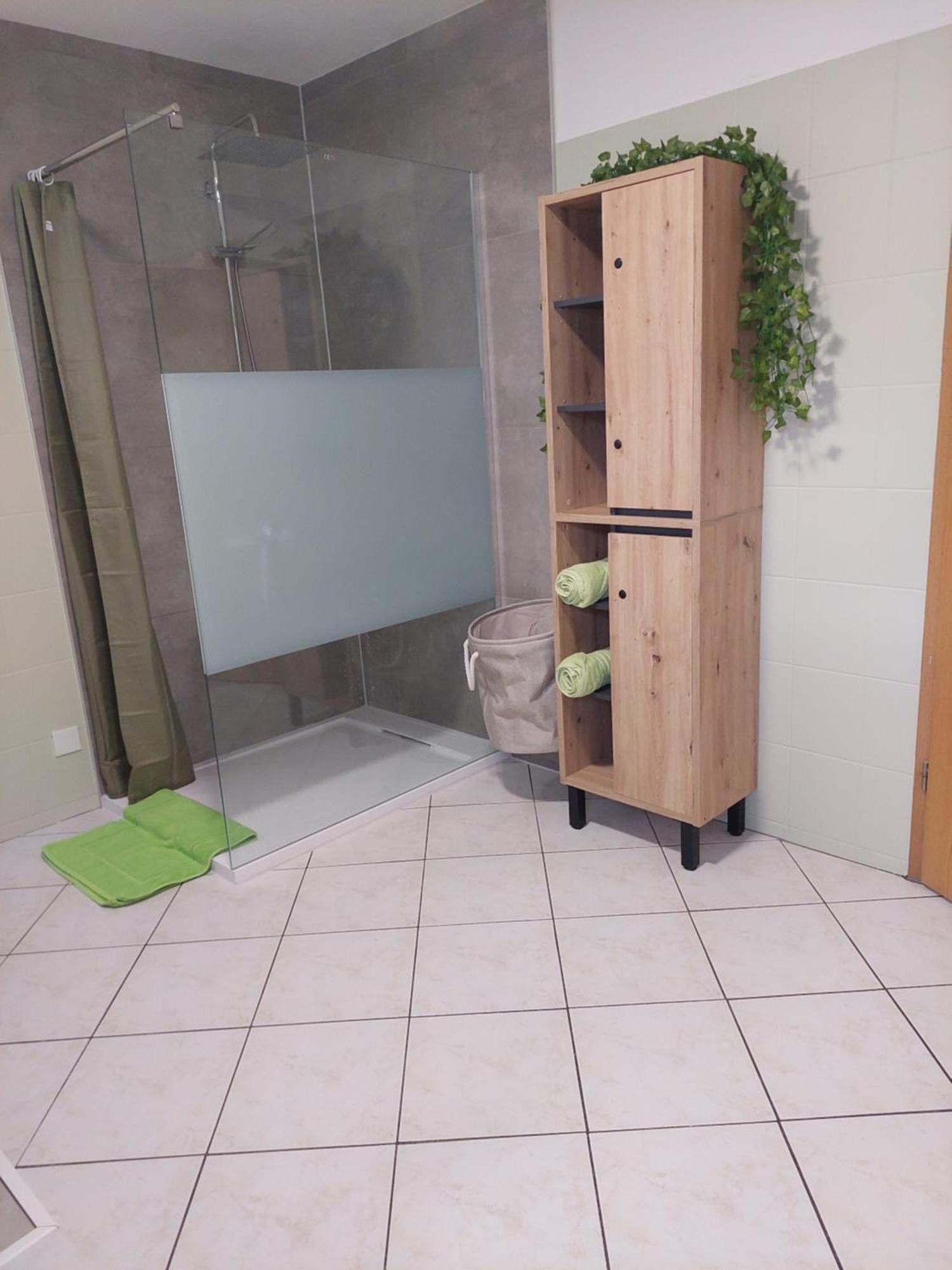 Elxleben Ganze Ferienwohnung 5 Km Von Erfurt, Mit Kaffeevollautomat, Tv, Wlan, Boxspringbett, Schlafsofa Und Einkaufsmoeglichkeiten, Sehr Gute Anbindung Zur A71 Und A4, Kostenloser Oeff Parkplatz Fuer Pkw Und Transporter מראה חיצוני תמונה